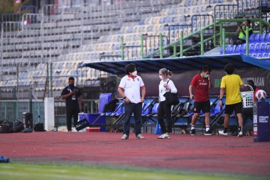 BANGPLEE, SAMUTPRAKAN, THAILAND-10 Kasım 2021: Samutprakan şehri ile Tayland samutprakan Stadyumu 'nda birleşmiş Muangthong maçı sırasında Samutprakan şehri arasında samutprakan şehri oyuncusu