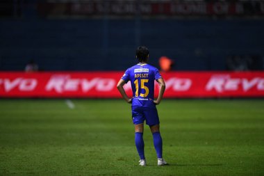 THANABURI, PATHUMTHANI, THAILAND - 6 Kasım 2021: Apisit Solada # 15 bg pathum oyuncusu Bailague2021 sırasında BGPu ile Tayland 'ın başkenti Leo Stadyumu' nda defnedilmeleri arasında