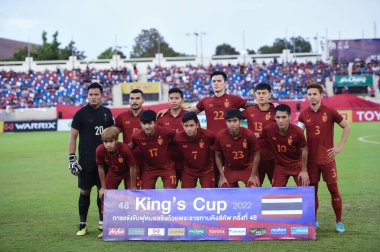Chiangmai - Tayland, 25 Eylül 2022: Tayland Kral Kupası 'nda Tayland' ın 700 yıllık stadyumunda oynanan maçta oynayan oyuncu