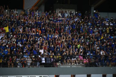 Sisaket, Tayland - 27 Mayıs 2022: Tayland 'ın Tayland ile Tayland arasındaki dostluk maçı sırasında Tayland' ın Tayland 'daki Sisaket Premience Stadyumu' nda Türkmenistan 'a karşı oynanan İnsan Dalgası