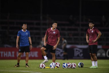 BANGPLEE, SAMUTPRAKAN, THAILAND-10 Kasım 2021: Samutprakan şehri ile Tayland samutprakan Stadyumu 'nda birleşmiş Muangthong maçı sırasında Samutprakan şehri arasında samutprakan şehri oyuncusu