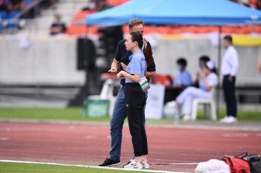 Chiangmai - Tayland, 25 Eylül 2022: Tayland 'da Tayland' a karşı 700 yıllık stadyum, Tayland 'da oynanan Kral Kupası sırasında Nuanpan lamsam teknik direktörü