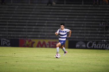 BANGPLEE, SAMUTPRAKAN, THAILAND-10 NOVEMBER 2021: Samutprakan şehri ile Tayland 'daki samutprakan Stadyumu' nda birleşen Muangthong arasındaki samutprakan şehrinin 3 numaralı oyuncusu