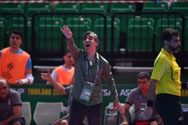 Bangkok, Tayland - 28 Nisan 2024: Shamsaee Vahid İran 'ın Tayland' da Tayland 'a karşı oynadığı 2024 Asya Kupası' nda İran teknik direktörü
