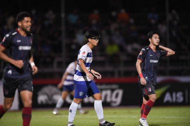 BANGPLEE, SAMUTPRAKAN, THAILAND-10 Kasım 2021: Samutprakan şehri ile Tayland samutprakan Stadyumu 'nda birleşmiş Muangthong maçı sırasında Samutprakan şehri arasında samutprakan şehri oyuncusu