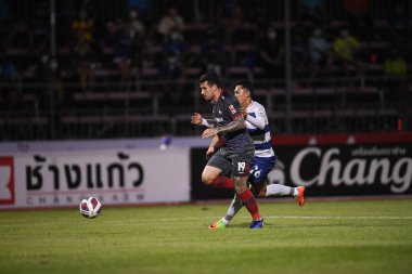 BANGPLEE, SAMUTPRAKAN, THAILAND-10 Kasım 2021: Samutprakan şehri ile Tayland 'daki samutprakan stadyumunda birleşmiş Muangthakan şehri arasında 19 numaralı muangthong oyuncusu