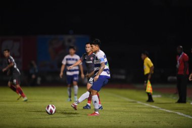 BANGPLEE, SAMUTPRAKAN, THAILAND-10 NOVEMBER 2021: Samutprakan şehri ile Tayland 'daki samutprakan Stadyumu' nda birleşen Muangthong maçında Samutprakan şehrinin 4 numaralı samutprakan oyuncusu