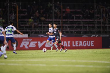 BANGPLEE, SAMUTPRAKAN, THAILAND-10 Kasım 2021: Samutprakan şehri ile Tayland samutprakan Stadyumu 'nda birleşmiş Muangthong maçı sırasında Samutprakan şehri arasında samutprakan şehri oyuncusu