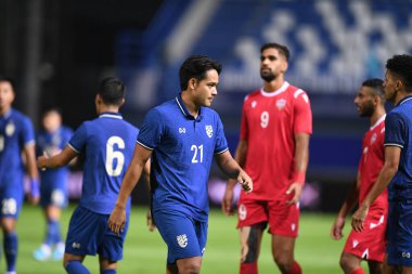 Pathumthani, Tayland - 31 Mayıs 2022: Tayland 'ın Bahreyn Stadyumu' nda oynanan dostluk maçı sırasında Tayland 'ın 21 numaralı Peerapat Notechaiya oyuncusu