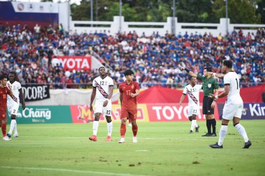 Chiangmai, Tayland - 25 Eylül 2022: Suphanat Mueanta # 17 Tayland Oyuncusu Tayland Krallar Kupası sırasında 700 yıllık stadyumda Malezya 'ya karşı savaşıyor  