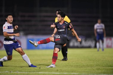 BANGPLEE, SAMUTPRAKAN, THAILAND-10 Kasım 2021: Samutprakan şehri ile Tayland 'daki samutprakan stadyumunda birleşmiş Muangthong maçında Samutprakan şehri arasında samutprakan şehrinin oyuncusu