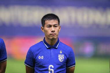 PATUMTHANI, THAILAND -31 Mayıs 2022: Sarach Yooyen # 6 Tayland dostluk maçı sırasında BG Stadyumu, Tayland 'da Bahreyn' e karşı