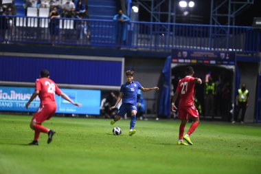 Pathumthani - Tayland, 31 Mayıs 2022: Tayland ile Tayland arasındaki dostluk maçı sırasında Tayland 'ın Bg Stadyumu' nda oynanan Tanaboon Kesarat # 15 Tayland Oyuncusu