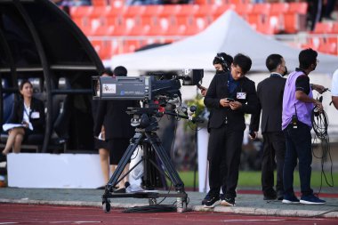 Chiangmai - Tayland, 25 Eylül 2022: Tayland, Tayland 'da 700 yıllık stadyumda Malezya ile oynanan Kral Kupası' nda canlı yayın