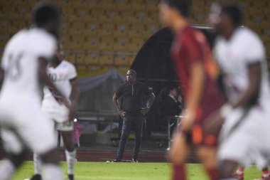 Chiangmai - Tayland, 25 Eylül 2022: Angus Eve Trinidad 'ın baş antrenörü ve Tayland ile Tayland arasında oynanan 700 yıllık stadyum, Tayland