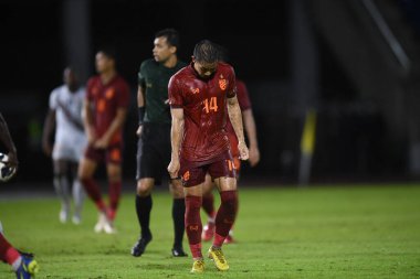 Chiangmai, Tayland - 25 Eylül 2022: Patompon Charoenrattanapirom # 14 Tayland Kupası 'nda Tayland ile Malezya arasında 700 yıllık stadyumda oynanan karşılaşma sırasında 