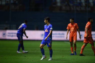 THANABURI, PATHUMTHANI, THAILAND - 6 Kasım 2021: Chaowat veerachat # 4 bg pathum oyuncusu bgpu ile Tayland 'ın başkenti Leo Stadyumu' nda defnedilmesi arasındaki maçta