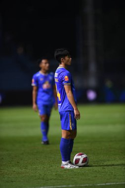 THANABURI, PATHUMTHANI, THAILAND - 6 Kasım 2021: Chaowat veerachat # 4 bg pathum oyuncusu bgpu ile Tayland 'ın başkenti Leo Stadyumu' nda defnedilmesi arasındaki maçta