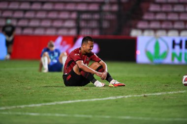Nonthaburi-thailand-12SEP2021-CHATCHAI SAENGDAO # 4 Muangthong oyuncusu 2021 yılındaki muangthong maçında Thunderdome Stadyumu, Tayland 'daki Chonburi Fc' e karşı birlikte hareket etti.