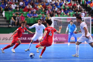 Bangkok, Tayland - 28 Nisan 2024: Tayland # 4 Tayland 'lı Krit Aransanyalak 2024 Asya Kupası' nda Tayland 'ın Bangkok Arena kentinde İran ile karşı karşıya