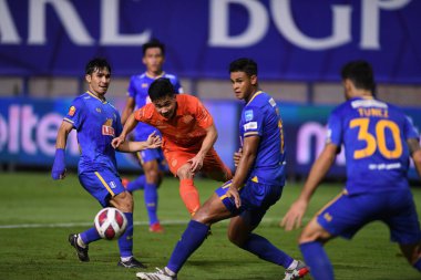 THANABURI, PATHUMTHANI, THAILAND - 6 Kasım 2021: Supachok sarachat # 19 Gömme sanatçısı BGPU ile Tayland 'ın başkenti Leo Stadyumu' nda defnedilmeye karşı bgpu 2021 'de bir araya geldi.