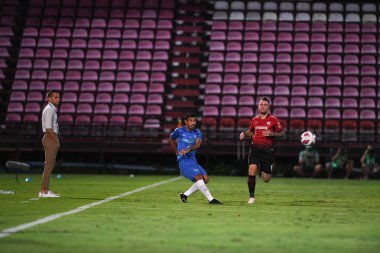 Nonthaburi-thailand-12SEP2021-NOPPANON KODCHAPALAYUK # 2, thunderdome Stadyumu, Tayland 'daki Chonburi Fc' e karşı muangthong 2021 'de eylem halindedir.