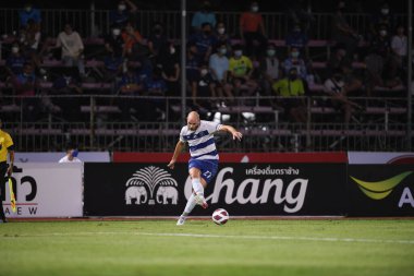 Bangplee-Samutprakan-10NOV2021: Samutprakan şehri ile Tayland samutprakan Stadyumu 'ndaki Muangthong maçında Samutprakan şehri arasında oynanan 2021 sayılı samutprakan şehrinin 27 numaralı oyuncusu