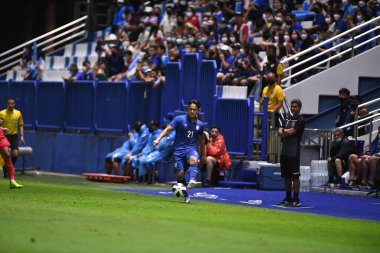 Pathumthani, Tayland - 31 Mayıs 2022: Tayland 'ın Bahreyn Stadyumu' nda oynanan dostluk maçı sırasında Tayland 'ın 21 numaralı Peerapat Notechaiya oyuncusu