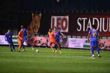 THANABURI, PATHUMTHANI, THAILAND - 6 Kasım 2021: 7 Maicon # 7 Maicon Gömme sanatçısı 2021 'de bgpu ile Tayland' daki Leo Stadyumu 'nda defnedilmeye karşı birleşik bgpu arasında