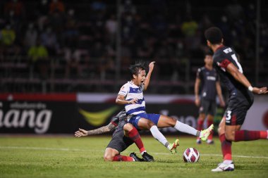 BANGPLEE, SAMUTPRAKAN, THAILAND-10 Kasım 2021: Samutprakan şehri ile Tayland samutprakan Stadyumu 'nda birleşmiş Muangthong maçı sırasında Samutprakan şehri arasında samutprakan şehri oyuncusu