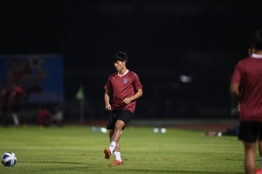 BANGPLEE, SAMUTPRAKAN, THAILAND-10 Kasım 2021: Samutprakan şehri ile Tayland 'daki samutprakan stadyumunda birleşmiş Muangthong maçında Samutprakan şehri arasında samutprakan şehrinin oyuncusu