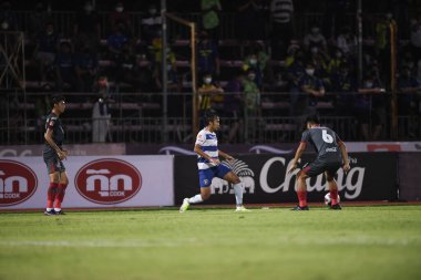 Bangplee-Samutprakan-10NOV2021: YUTHAPICHAI LERTLAM # 21 Samutprakan şehri ile Tayland samutprakan Stadyumu 'nda birleşen Muangthong maçı sırasında samutprakan şehrinin 21 numaralı oyuncusu