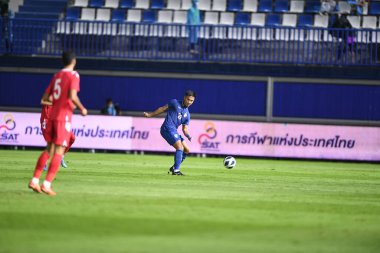 Pathumthani, Tayland - 31 Mayıs 2022: Tayland ile Tayland BG Stadyumu 'nda oynanan dostluk maçı sırasında 28 numaralı Jakkapan Hamisuwan Tayland Oyuncusu