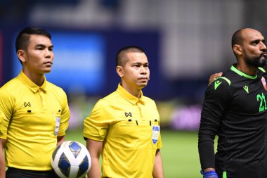 PATHUMTHANI, THAILAND -31 Mayıs 2022: Tayland ile Bahreyn arasındaki dostluk maçı sırasında Apichit Nophuan Asistan hakem