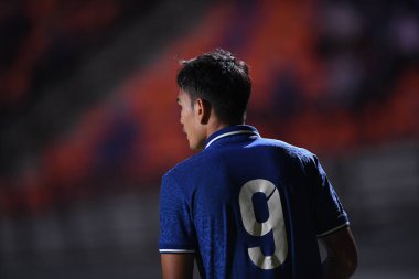 Sisaket-Tayland-27 Mayıs 2022: Tayland ile Tayland arasındaki dostluk karşılaşmasında Tayland 'ın 9 numaralı oyuncusu Tayland' ın Sisaket stadında Türkmenistan 'a karşı oynandı.