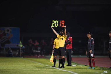 BANGPLEE, SAMUTPRAKAN, THAILAND-10 Kasım 2021: Samutprakan şehri ile Tayland samutprakan Stadyumu 'nda birleşmiş Muangthong maçı sırasında Samutprakan şehri arasında samutprakan şehri oyuncusu