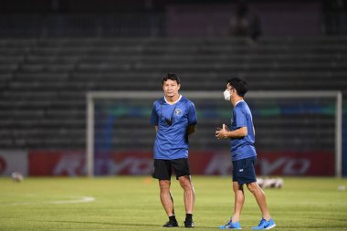 Bangplee-Samutprakan-10NOV2021: Samutprakan şehri ile Tayland 'daki samutprakan Stadyumu' nda birleşen Muangthong arasında geçen 2021 yılındaki samutprakan şehrinin Worachai Surinsirirat personel koçu