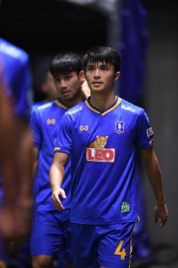 THANABURI, PATHUMTHANI, THAILAND - 6 Kasım 2021: Chaowat veerachat # 4 bg pathum oyuncusu bgpu ile Leo Stadyumu, Tayland 'da defnedilmesi arasında