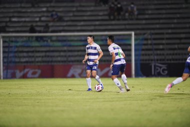 BANGPLEE, SAMUTPRAKAN, THAILAND-10 Kasım 2021: Samutprakan şehri ile Tayland samutprakan Stadyumu 'nda birleşmiş Muangthong maçı sırasında Samutprakan şehri arasında samutprakan şehri oyuncusu