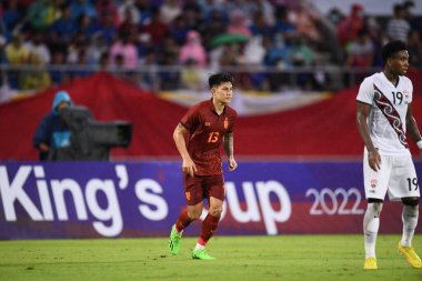 Chiangmai - Tayland, 25 Eylül 2022: Tayland # 13 numaralı Supanan Bureerat Tayland Kupası 'nda Tayland' ın 700 yıllık stadyumunda oynanan maçta