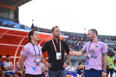 Sisaket-Tayland-27 Mayıs 2022: Tayland ile Tayland arasındaki dostluk maçı sırasında Tayland 'ın Tayland' daki Sisaket Provence Stadyumu 'nda Türkmenistan' a karşı Mano Poking baş antrenörü