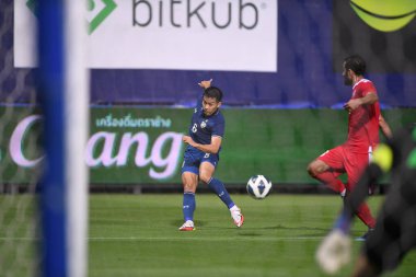 Pathumthani - Tayland, 31 Mayıs 2022: Tayland # 6 Tayland dostluk maçında Sarach Yooyen # 6 Tayland Bg Stadyumu 'nda Bahreyn' e karşı
