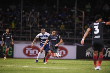 Bangplee-Samutprakan-10NOV2021: Mirzaev Sardor # 10 Muangthong Oyuncusu Samutprakan şehri ile Tayland 'daki samutprakan Stadyumu' nda birleşen Muangthong maçı sırasında