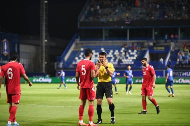 PATHUMTHANI, THAILAND -31 Mayıs 2022: Tayland ile Tayland arasındaki Bg Stadyumu, Tayland maçında Songkran Bunmeekiart hakemi