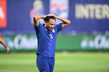 Pathumthani - Tayland, 31 Mayıs 2022: Tayland ile Tayland arasındaki dostluk maçı sırasında Tayland 'daki Bg Stadyumu' nda oynanan Thitiphan Puangjan # 8 Tayland Oyuncusu