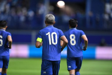 PATHUMTHANI, THAILAND -31 Mayıs 2022: Tayland ile Tayland arasındaki dostluk maçı sırasında Tayland 'daki Bg Stadyumu' nda bahreyn 'e karşı oynanan Teerasil Dangda # 10