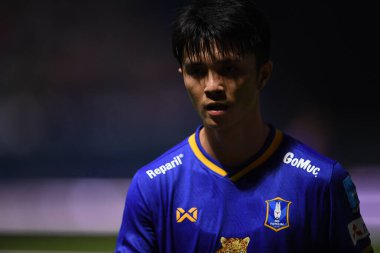 THANABURI, PATHUMTHANI, THAILAND - 6 Kasım 2021: Chaowat veerachat # 4 bg pathum oyuncusu bgpu ile Tayland 'ın başkenti Leo Stadyumu' nda defnedilmesi arasındaki maçta