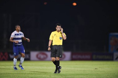 Bangplee-Samutprakan-10NOV2021: Kodchapoom meesridecha hakemi Samutprakan şehri ile Tayland samutprakan Stadyumu 'nda birleşmiş Muangthong arasında 2021 yılındaki maçta yer aldı.