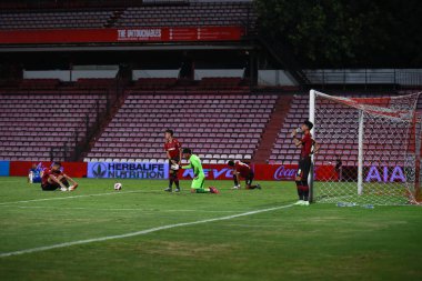 Thathaburi-Tayland-12SEP2021-Muangthong Oyuncuları 2021 yılındaki muangthong maçında Thunderdome Stadyumu 'ndaki Chonburi Fc' e karşı birleştiler.