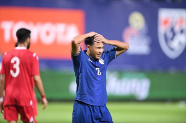Pathumthani - Tayland, 31 Mayıs 2022: Tayland ile Tayland arasındaki dostluk maçı sırasında Tayland 'daki Bg Stadyumu' nda oynanan Thitiphan Puangjan # 8 Tayland Oyuncusu